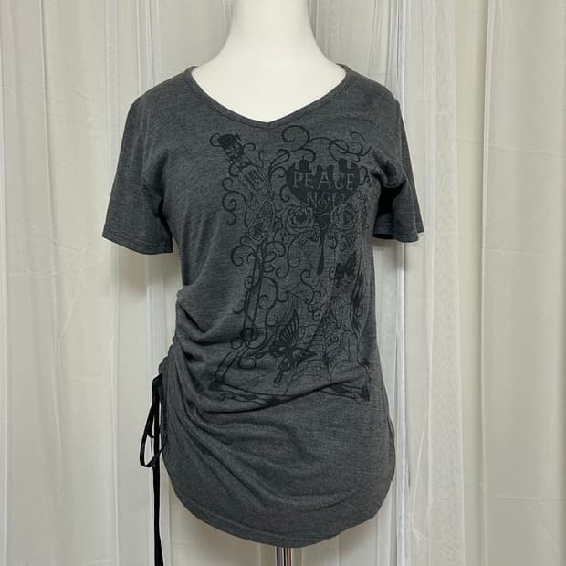 Peace now 피스나우 슬림핏 언발 셔링 나비 프린팅 탑