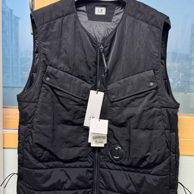 C.P컴퍼니 블랙 경량패딩 조끼(XL)