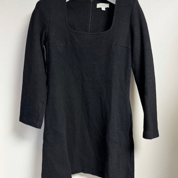 COS 스퀘어넥 원피스