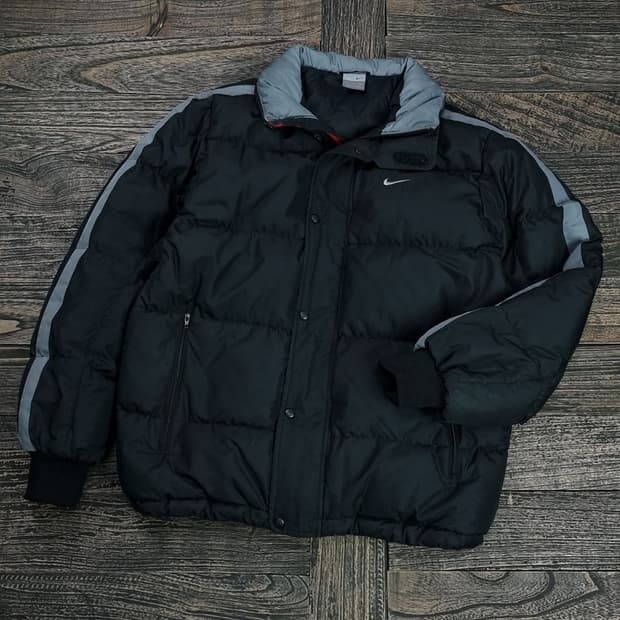 [나이키] 스우시 자수 덕다운 푸퍼 다운 숏 패딩 M16853