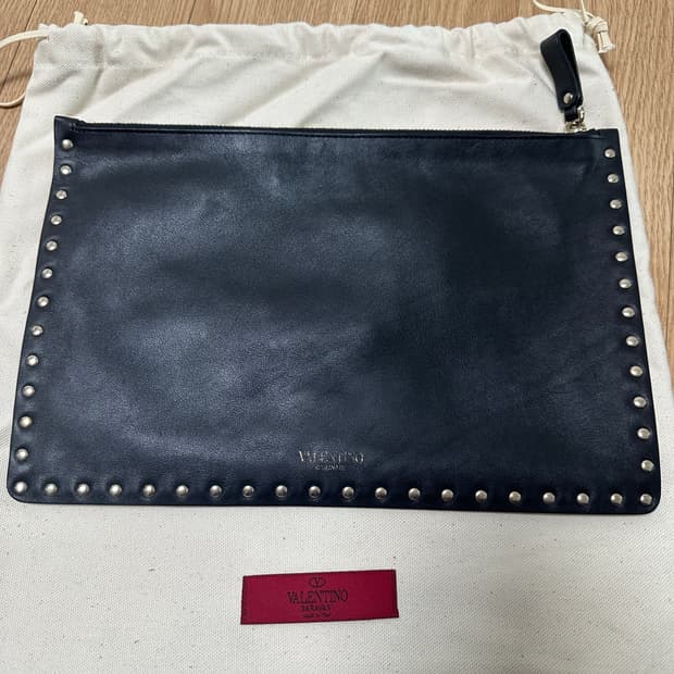 발렌티노 락스터드 클러치