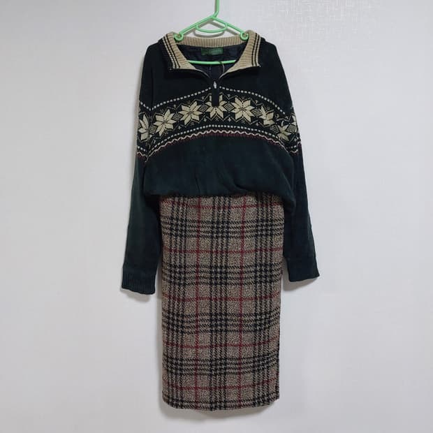 노르딕반집업니트 + 노바체크스커트 코디세트