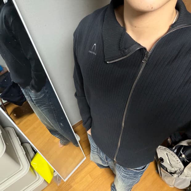 Aakam side neck zip-up