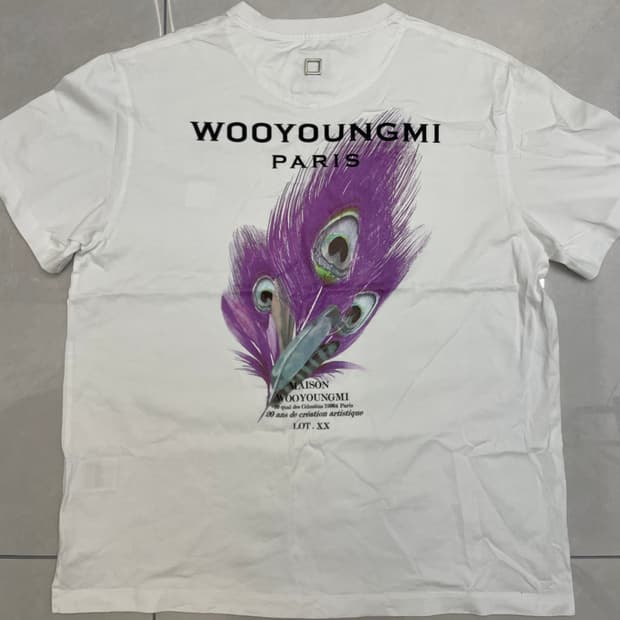 우영미 백로고 23SS 깃털 프린트 반팔티셔츠 화이트