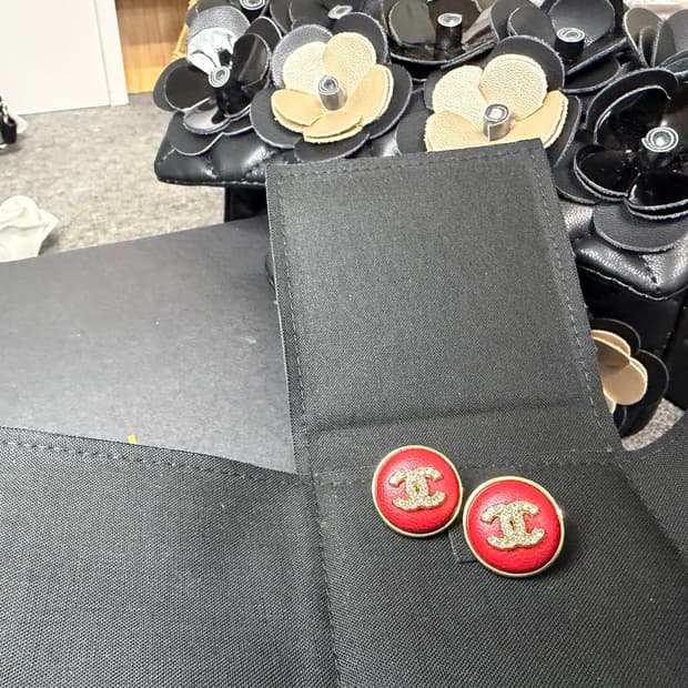 샤넬 레드 CC 포인트 이어링