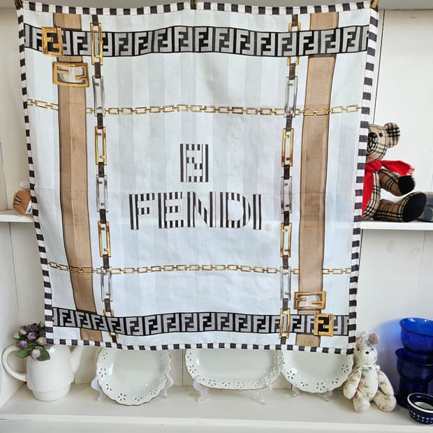 펜디(Fendi) 손수건 스카프