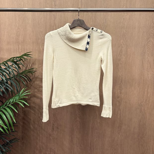 버버리 런던 니트 언밸런스 넥라인 체크 배색 숄더 버튼 디테일 아이보리