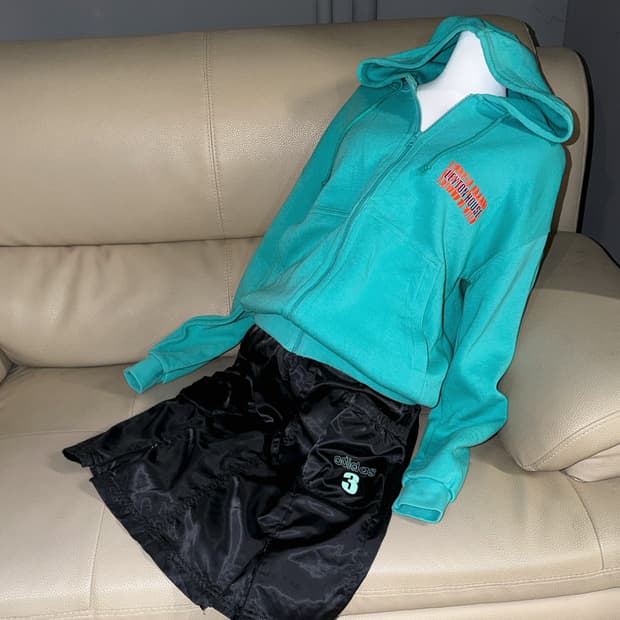 lettering detail mint hood zip-up