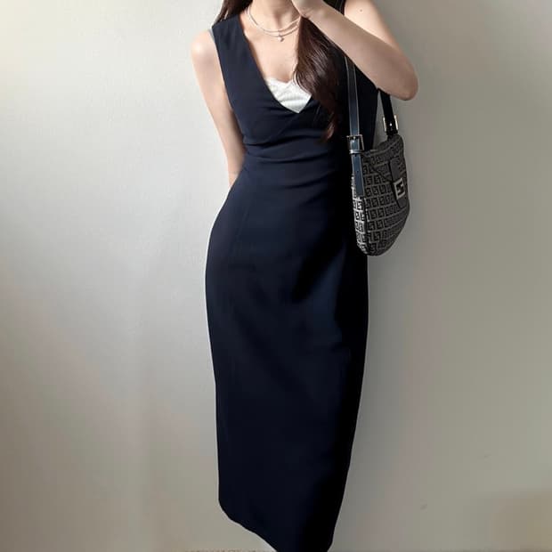 프라다 네이비 브이넥 슬리브리스 원피스