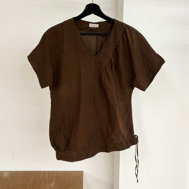 드리스 반 노튼 브라운 브이넥 드로스트링 반팔 블라우스