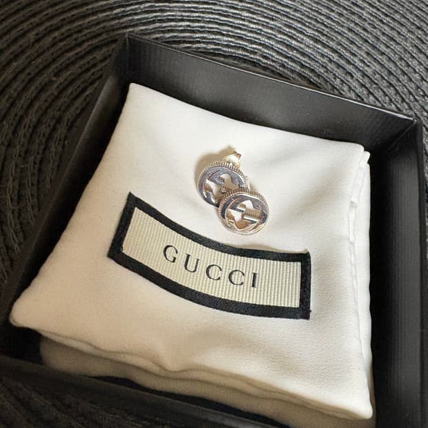 구찌 인터로킹 G스터드 귀걸이