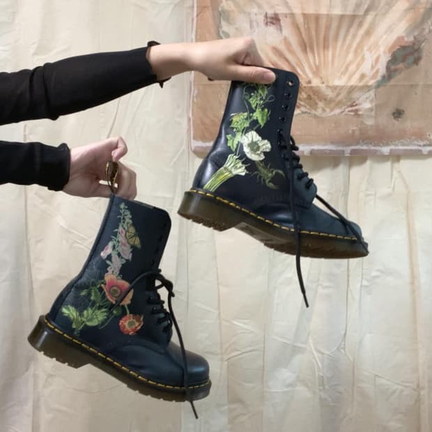 닥터마틴 오리엔탈 10홀 레이스업 부츠 