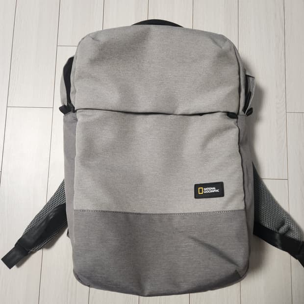 내셔널지오그래픽 백팩

사진처럼 사용감 거의 없이 깨끗해요^^

사이즈 