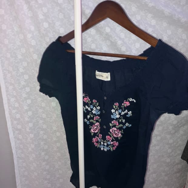 💌 Abercrombie navy flower blouse.