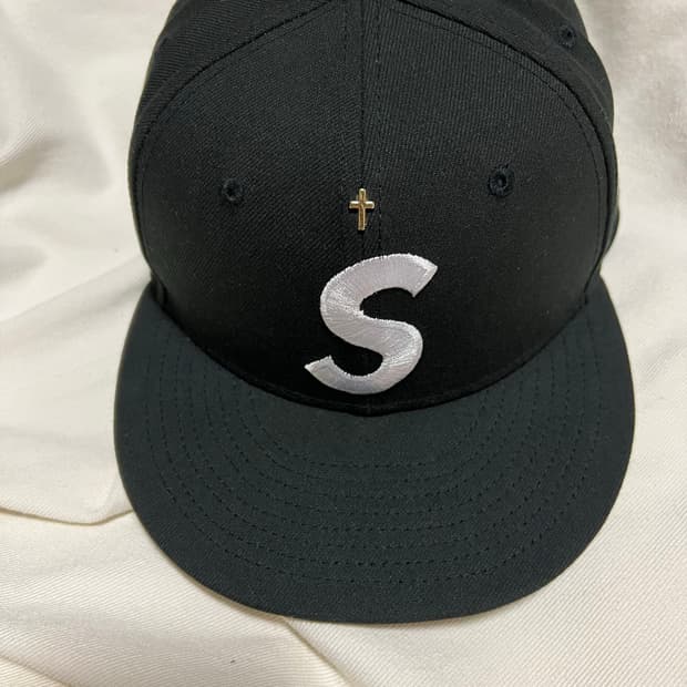 슈프림 골드 크로스 S 로고 뉴에라 블랙 718