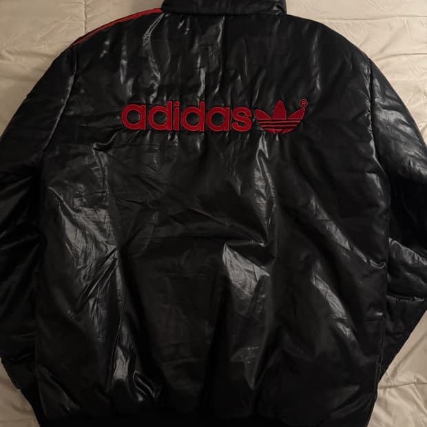 아디다스 빅로고 검빨 유광 패딩