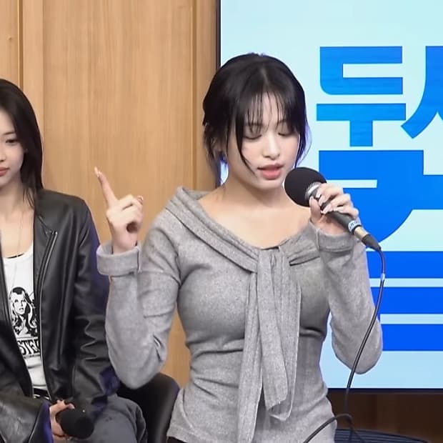 레더리 소프트 머플 오픈숄더 니트