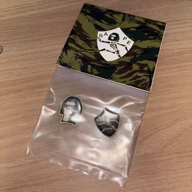 BAPE 베이프 핀 뱃지