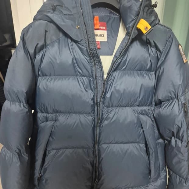 파라점퍼스 타이릭 패딩 XL사이즈입니다. 은은한 광택이 도는 네이비 색상