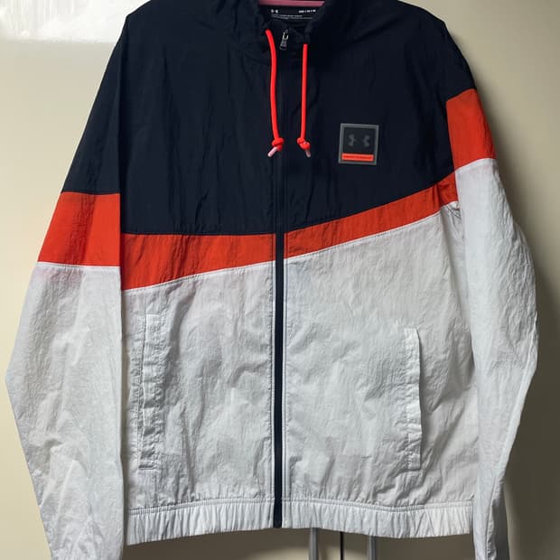 언더아머 바람막이 L(100)