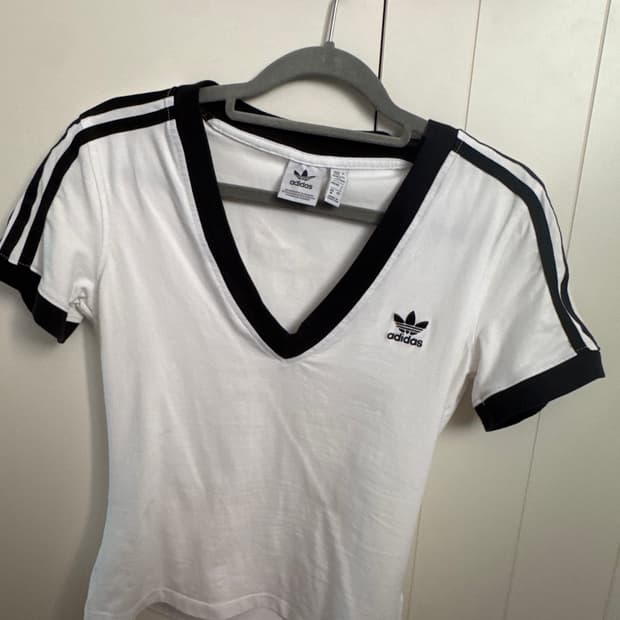 아디다스  브이넥 티셔츠  Adidas 3S V-Neck T-Shirt 