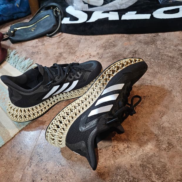 아디다스(adidas)의 4DFWD 2 러닝화
