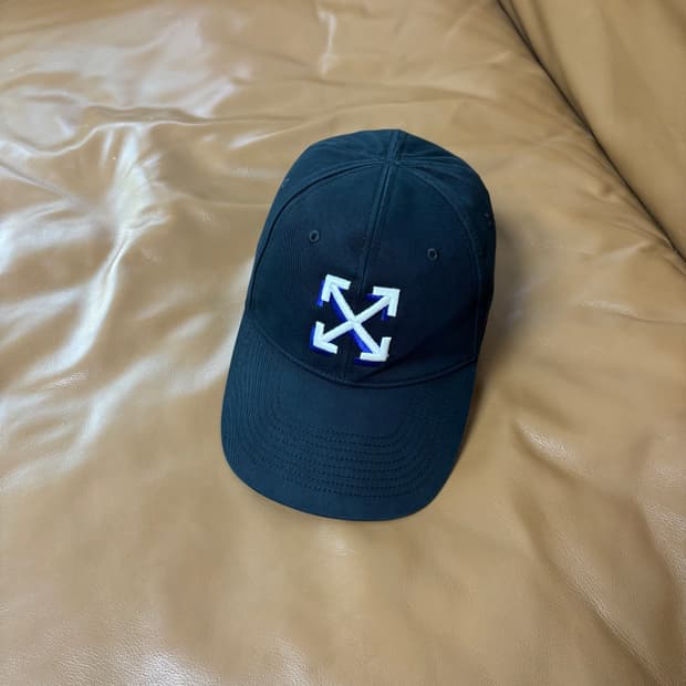 오프화이트 6패널 볼캡 모자 애로우 블랙