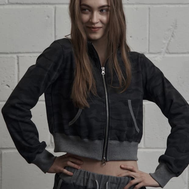 시너진 카모 하이넥 크롭 집업 새상품