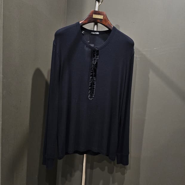 톰포드 비스코스 스트레치 벨벳 헨리넥