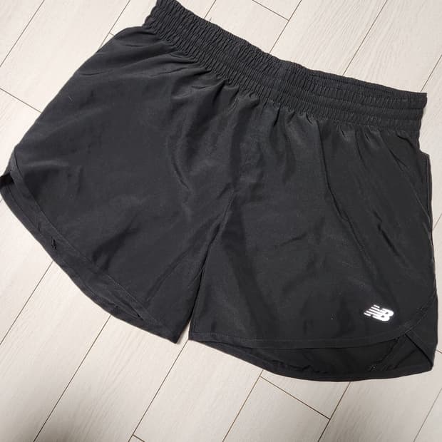 뉴발란스 여성 러닝 반바지 사이즈L

사진처럼 새거같이 깨끗해요

오염 