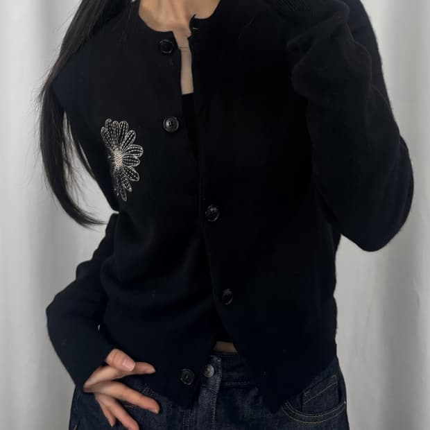마르디 메크르디 플라워 자수 블랙 가디건