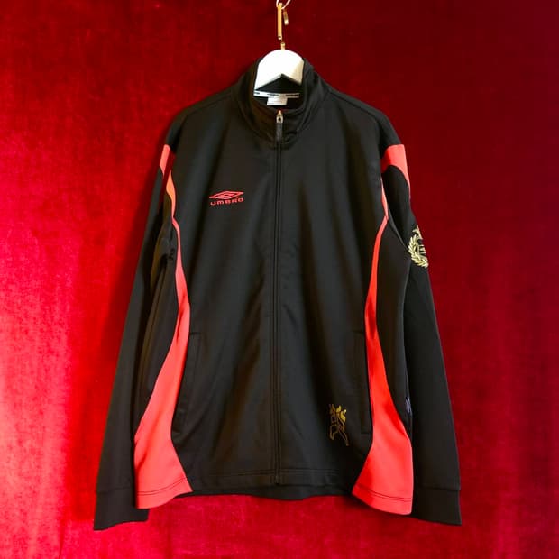 엄브로(Umbro) 시그니쳐 로고 골든 견장 트랙탑 져지
