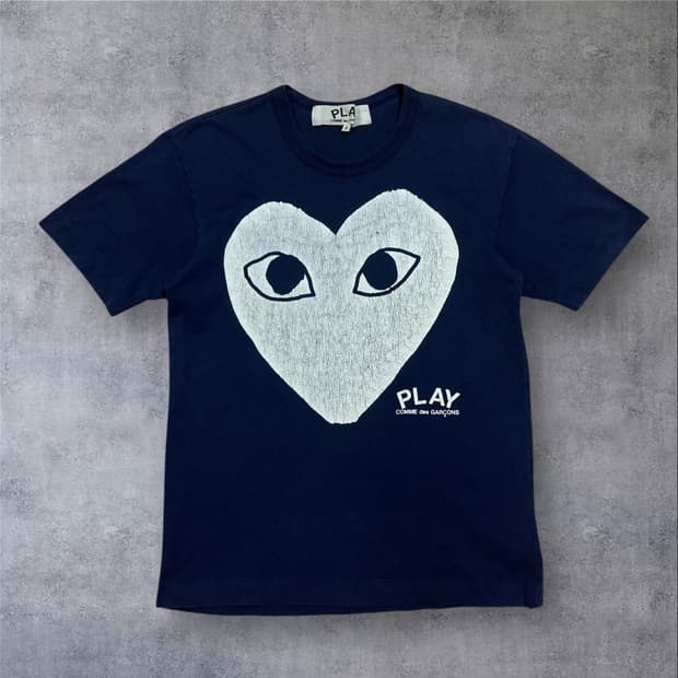 꼼데가르송 화이트 하트 빅로고 네이비 반팔티