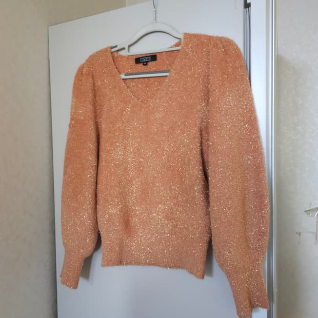 EGOIST 브이넥 퍼프소매 니트