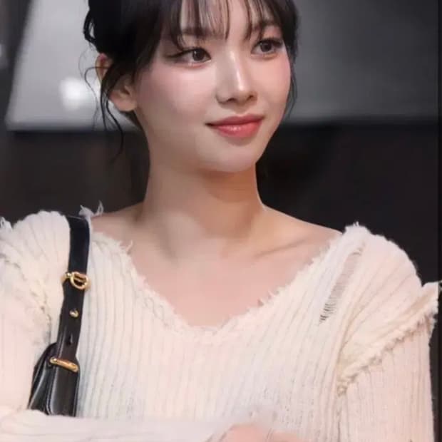 아델리오 브이넥 데미지 니트 