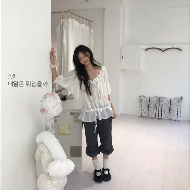 인앤양인하모니 시에스타 블라우스 아이보리 팔아용