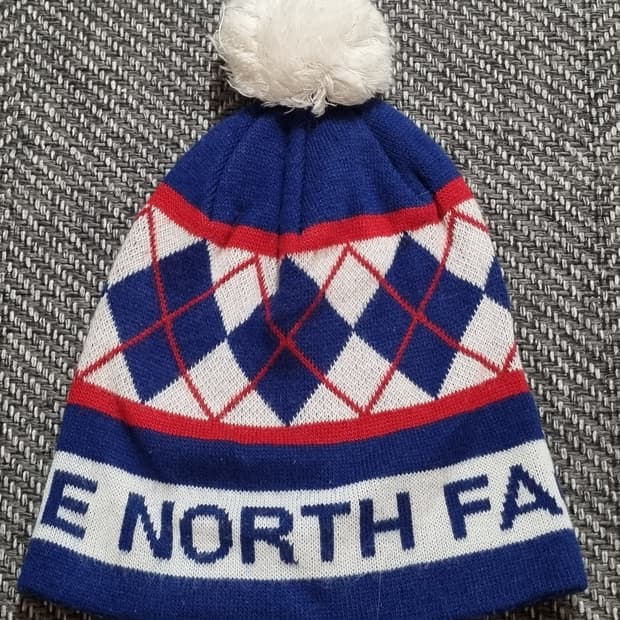 The North Face — 블루 아가일 패턴 폼폼 비니