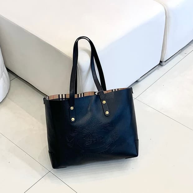 버버리 엠보스트 크레스트 레더 숄더백 (정품)