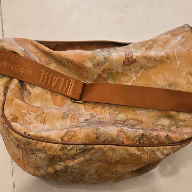 알비에로 마르티니의 시그니처 크로스백