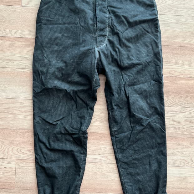 Label under construction trousers
