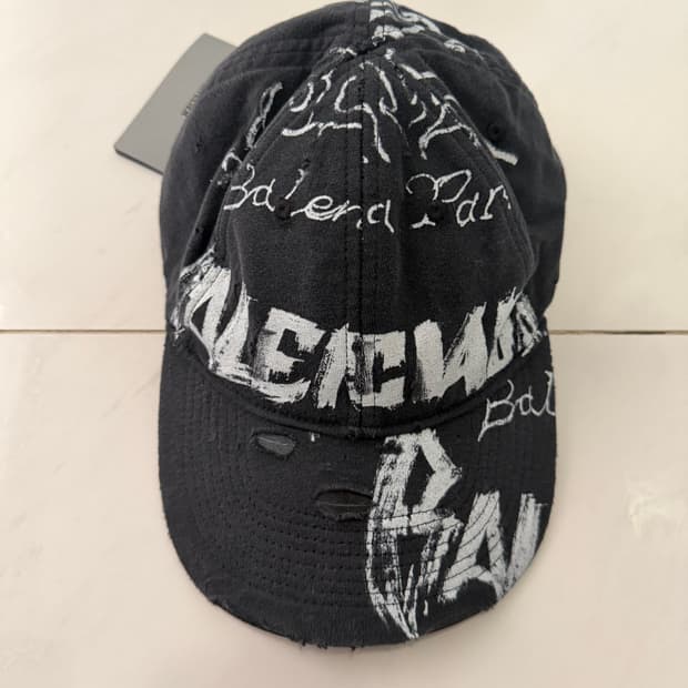 발렌시아가 디스트로이드 피어싱 볼캡 블랙