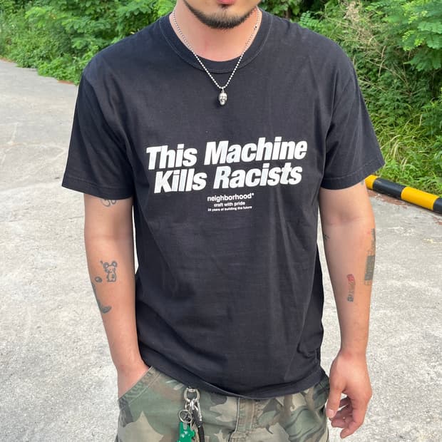 네이버후드 This Machine Kills Racists Tee