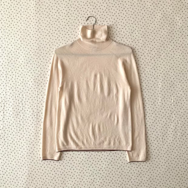 크림 배색 폴라 니트