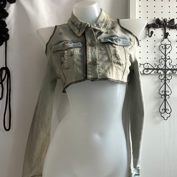• Light sky blue cutoff detail denim jac