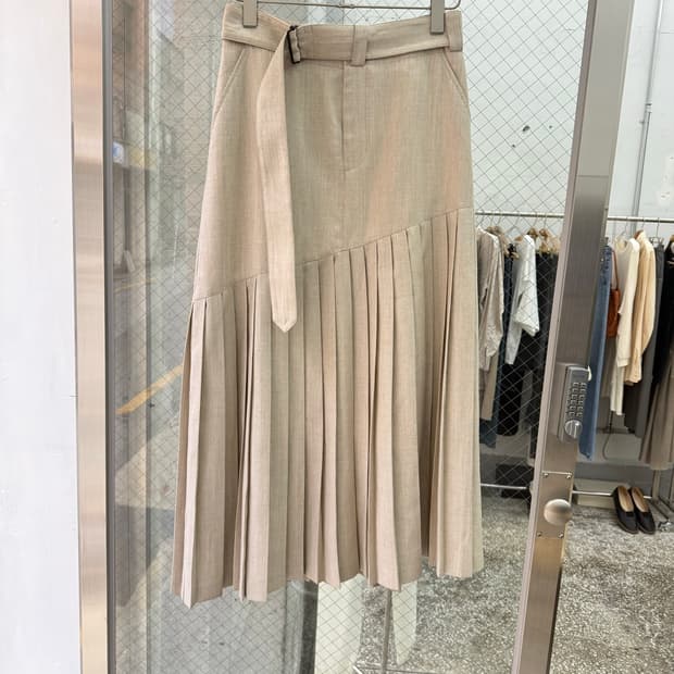 HYKE Asymmetric Pleated Long Skirt