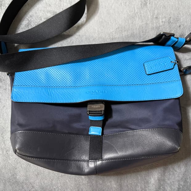 [정품] 코치 설리반 퍼포레이티드 레더 메신저백 (네이비/블루)