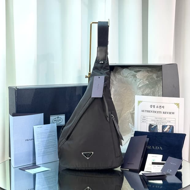 [정품] 프라다 삼각로고 리나일론 레더 슬링백 2VZ092