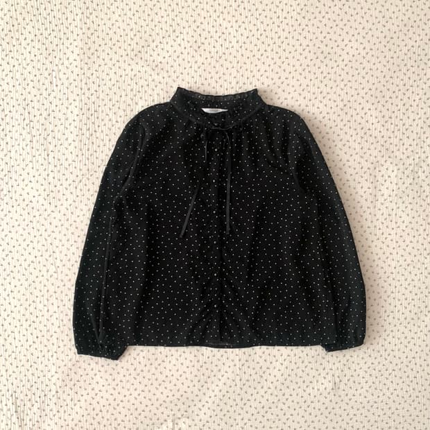 COLZA 프릴넥 리본 도트 블라우스