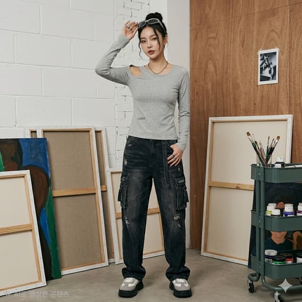 오디너리 홀리데이 숄더 컷아웃 롱슬리브 티셔츠