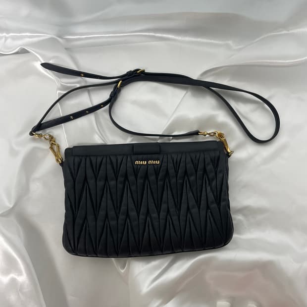 미우미우 블랙 마테라쎄 크로스백 단품